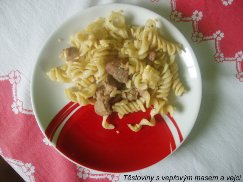 Těstoviny s vepřovým masem a vejci